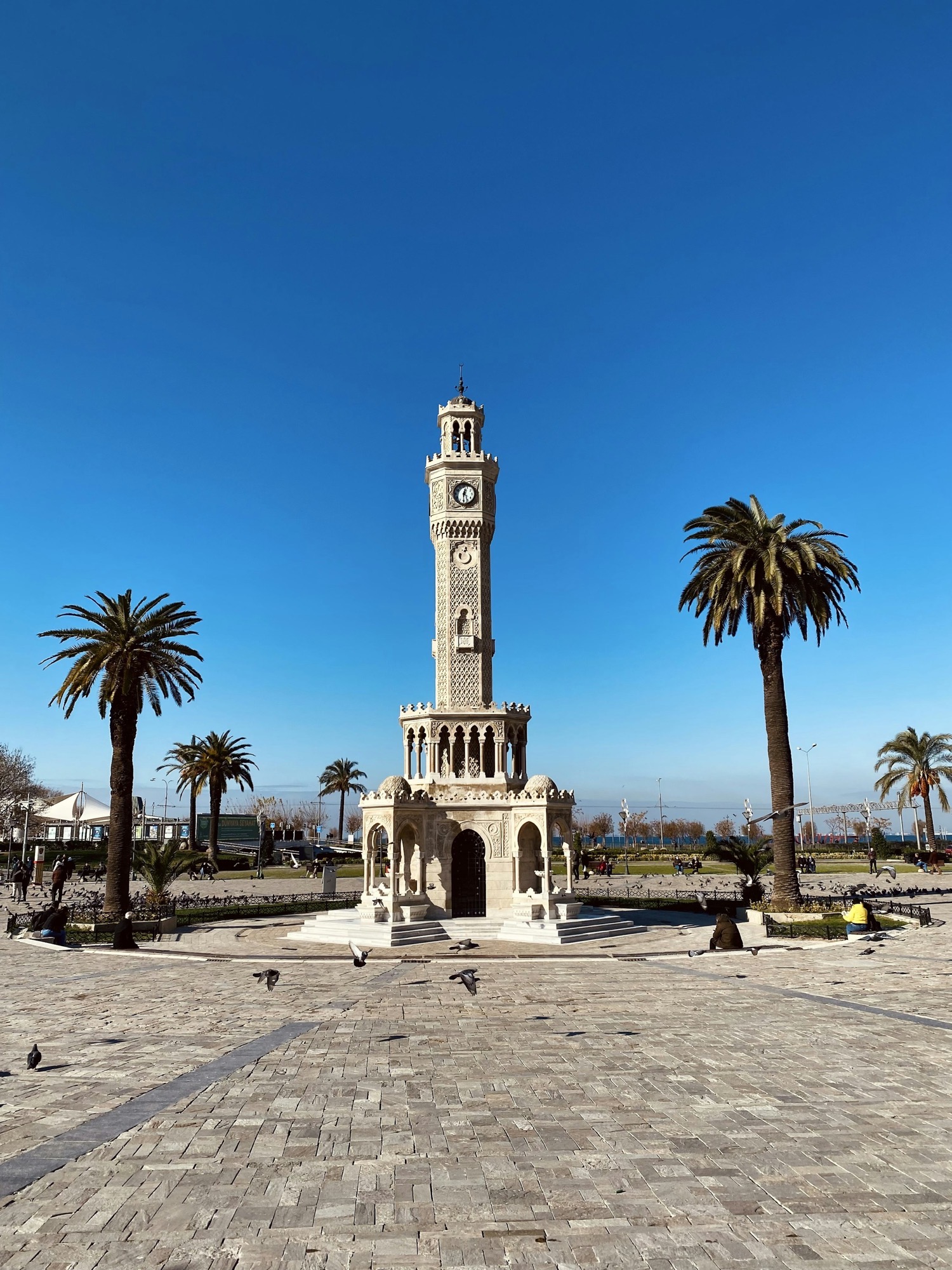 İzmir Saat Kulesi, Konak Meydanı